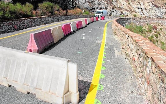 El hundimiento de la carretera Ronda-Gaucín mantiene cerrada media calzada desde hace meses