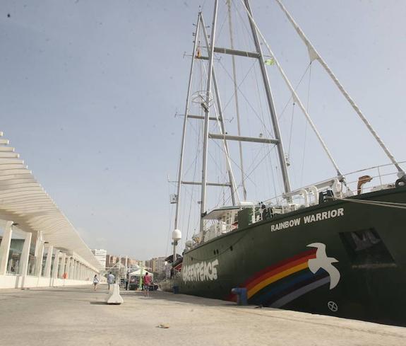 Cientos de malagueños visitan el Rainbow Warrior en su breve estancia en Malaga
