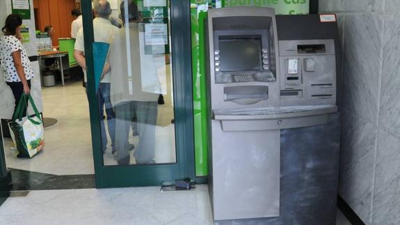 La banda que explosiona cajeros intenta robar en dos bancos en Ojén y Guaro