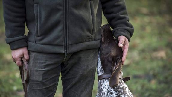 Investigan en Sevilla a la dueña de un perro por pagar 10 euros a un vecino para que lo ahorcara