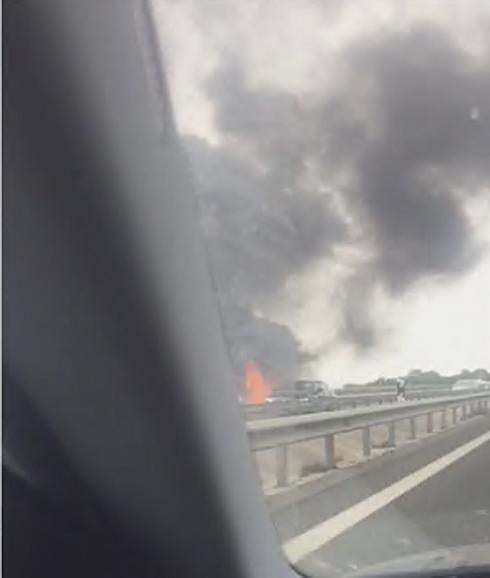 Un coche echa a arder en la A7 a la altura de Benalmádena y provoca hasta 5 kilómetros de retenciones