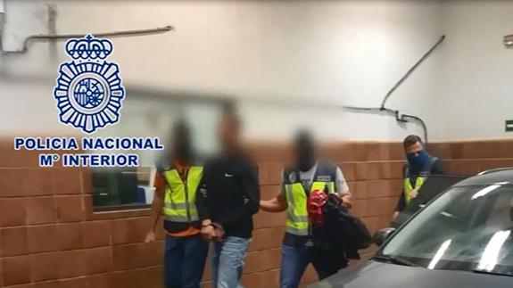 La policía detiene en Málaga al líder de una banda de sicarios disfrazado de diablo en Halloween
