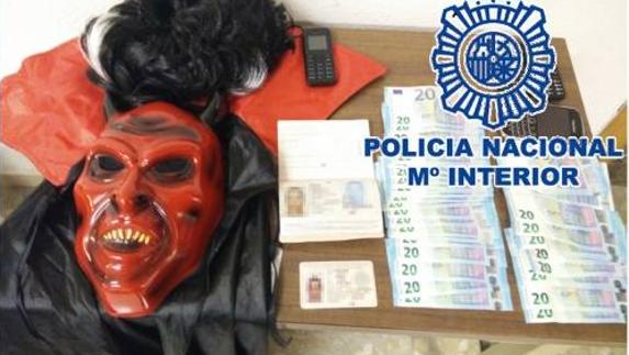 Un cigarro delata al líder de una banda de sicarios disfrazado de diablo detenido en Halloween