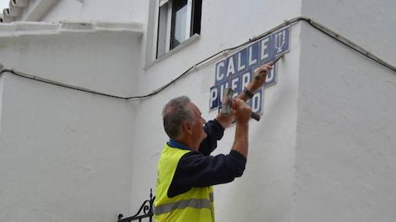 Retiran los símbolos franquistas de las fachadas de los edificios de Málaga