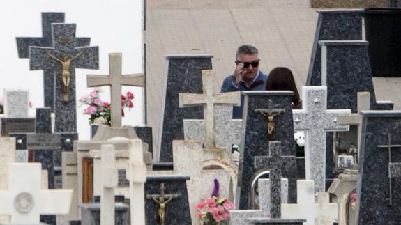 Roca visita en Cartagena las tumbas de su madre y de su padre
