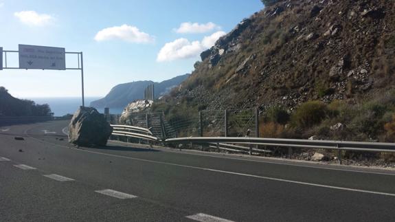 Una enorme piedra cae sobre la N-340, en dirección Málaga, cerca del puerto deportivo Marina del Este