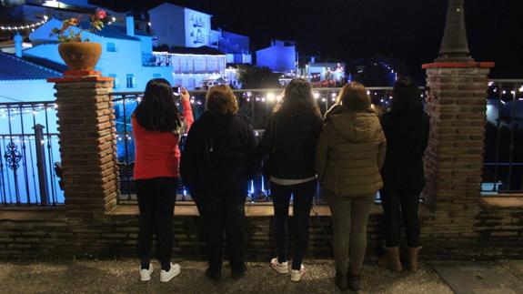 Júzcar ya luce alumbrado navideño pitufo
