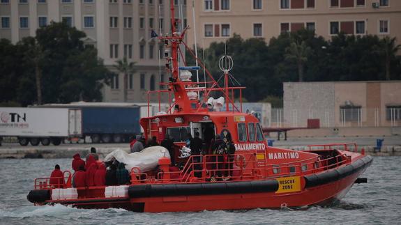 Llega al Puerto la patera rescatada con 53 inmigrantes a 49 millas de Málaga