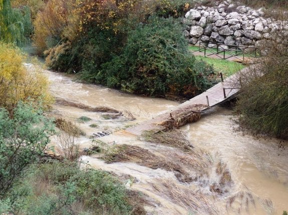 El puente de acceso a la Cueva del Gato lleva siete años destrozado