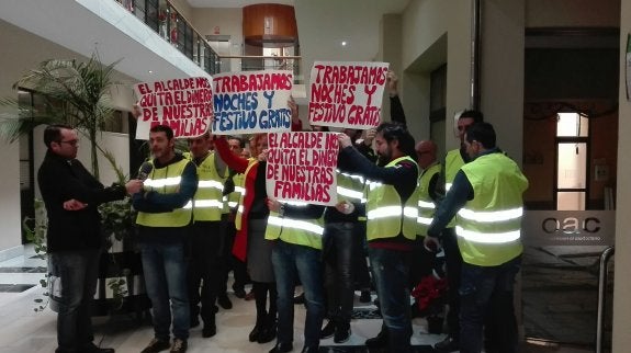 Policías locales protestan en el pleno por el impago de las productividades