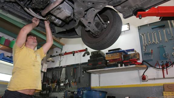 El negocio de los talleres de coches vuelve a rugir en Málaga