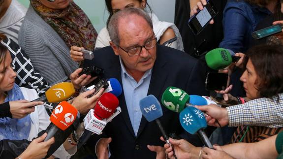 La oposición presiona a Susana Díaz para que deje la Junta si llega a liderar el PSOE