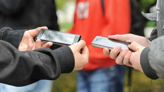 Detenido un joven por la difusión de fotos de una menor desnuda entre los alumnos de un instituto de Vélez-Málaga