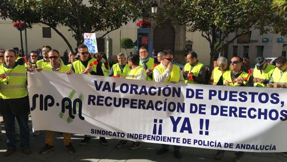 Policías locales de Vélez-Málaga protestan por el retraso en el pago de parte de sus nóminas
