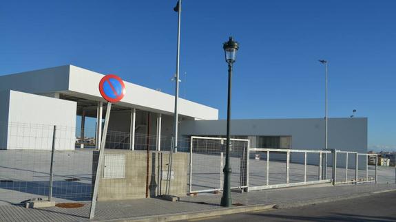 El parque de Bomberos de Nerja sigue cerrado un año después de acabarse