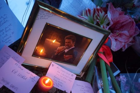 El novio de George Michael le halló muerto en la cama