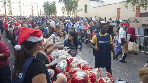 Rincón se une a Ángeles Malagueños de la Noche para repartir menús solidarios en Fin de Año
