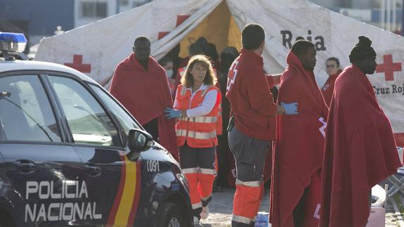 Dos hospitalizados tras la llegada al Puerto de una patera con 52 inmigrantes