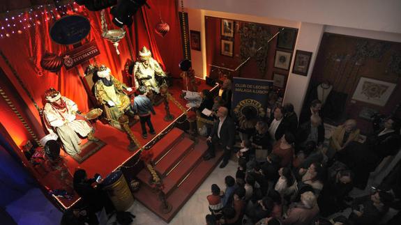 El Club de Leones Málaga Ilusión reparte más de medio millar de juguetes en Estudiantes