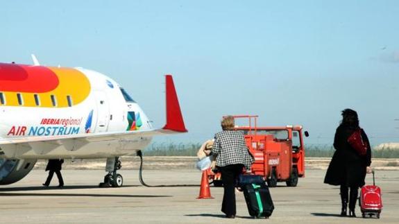 Investigan el hallazgo de un menor en la bodega de un avión con destino a Málaga