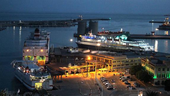 Estampa inédita esta tarde en el Puerto con la coincidencia de tres buques con destino Melilla