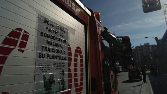 Los bomberos de Málaga le ponen la Cruz al jefe
