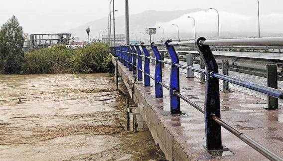 De la Torre pide al Gobierno que destine fondos para el puente de la Azucarera