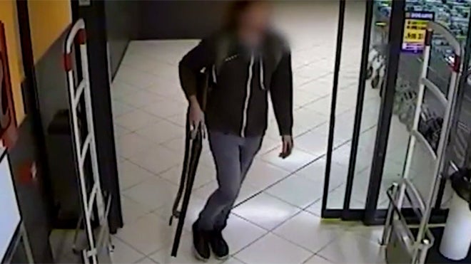 Un perturbado la emprende a tiros en un supermercado de Orense