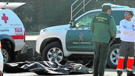 Hallan los cadáveres de cinco inmigrantes en las costas de Cádiz