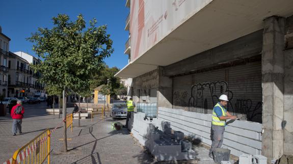 El Ayuntamiento tapia la puerta principal del antiguo cine Astoria
