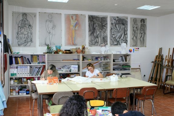Los talleres culturales municipales de Estepona baten su récord de alumnos en este curso