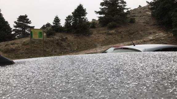 Comienza a nevar en Yunquera y caen copos en Nerja y ligero granizo en la capital