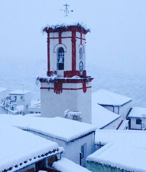 Los pueblos de la Serranía de Ronda amanecen incomunicados por la nevada