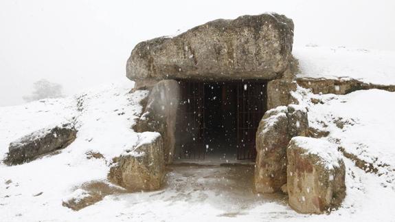 Los Dólmenes de Antequera se cubren de blanco