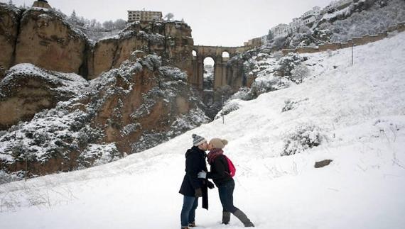 La provincia de Málaga vive una nevada histórica con pueblos incomunicados y carreteras cortadas