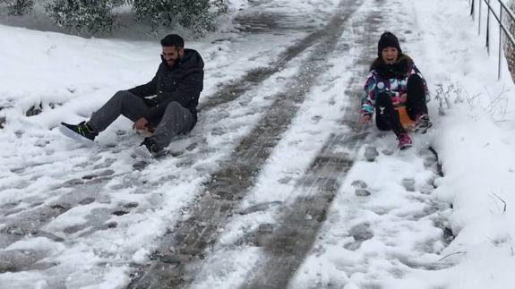 Yunquera vive una fiesta en la nieve