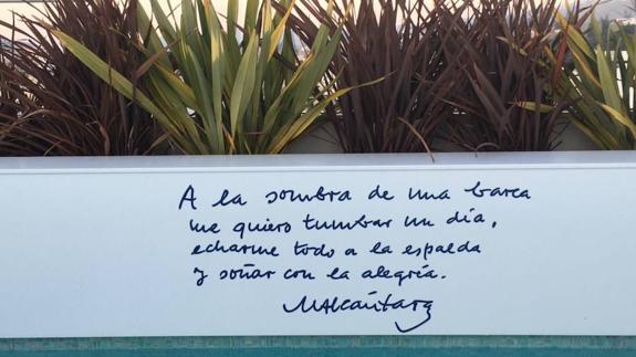 Antonio Banderas decora su ático con versos de Manuel Alcántara