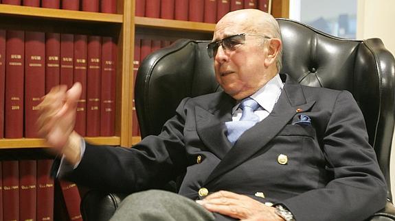 El ex ministro Utrera Molina se recupera de un infarto