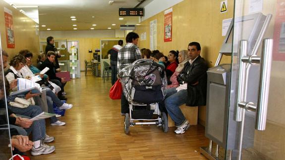 El paro baja en Andalucía en 78.000 personas en 2016, y se crean 25.900 empleos en el año