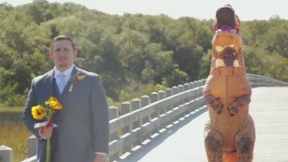 Se disfraza de dinosaurio el día de su boda para darle una divertida sorpresa a su novio