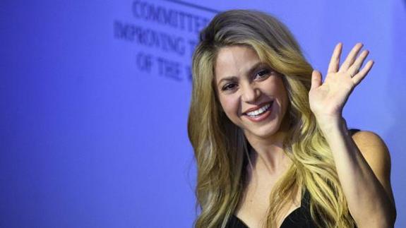 Shakira sortea una cita con ella en el Camp Nou