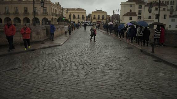 Ronda sopesa cerrar al tráfico el Puente Nuevo al empeorar el hundimiento del firme