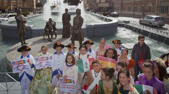 Un grupo escultórico recuerda a la familia Gálvez en la Explanada de la Estación