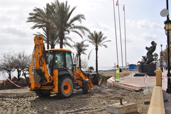 Comienzan las obras para reponer las playas dañadas por el temporal de diciembre en Málaga