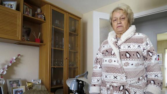Ordenan el desahucio de una mujer de 65 años que lleva 14 meses viviendo sin luz en Antequera