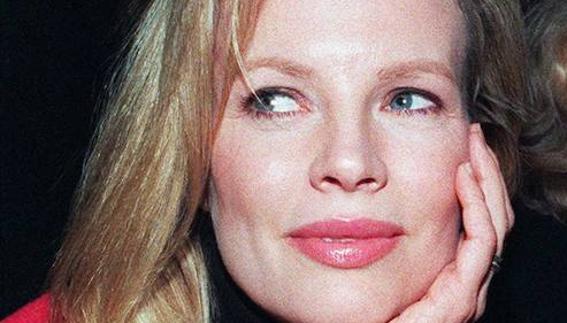 Kim Basinger sorprende con un nuevo rostro