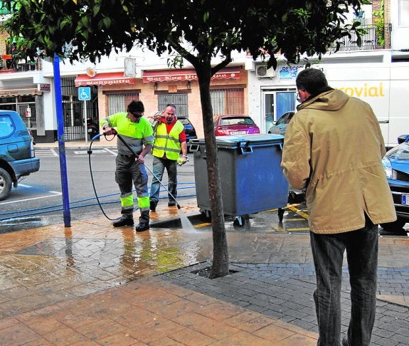 Una nueva campaña de limpieza le declara la guerra a los chicles y los grafitis en Estepona