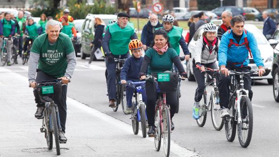 Más de un centenar de personas participan en la marcha ciclista para reivindicar el bosque urbano en Repsol