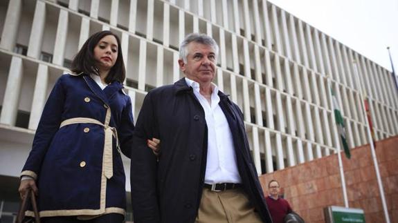 El Tribunal de Malaya autoriza la venta de dos armas de fuego de Roca