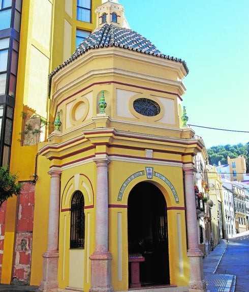 Planean reparar la capilla callejera